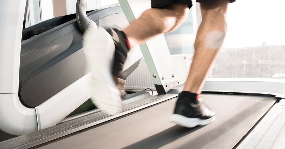 adult-man-exercising-on-treadmill-in-fitness-cente-2026-01-08-22-25-50-utc